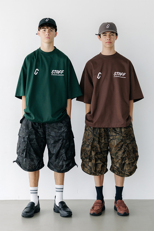 (CLESSTE) 리얼 트리 립스탑 나일론 시티 밀리터리 하프 팬츠 003 - 블랙은 여름철 일상, 여행, 휴가, 캠핑 등 다양한 TPO에 활용하기 좋은 남성용 반바지입니다. 얇고 가벼운 립스탑 나일론 소재로 제작되어 활동성이 뛰어나며, 캐주얼, 미니멀, 워크웨어 스타일을 연출하기 좋습니다. 밀리터리 스타일의 블랙 컬러 하프 기장으로 시원하고 세련된 느낌을 줍니다. 허리 밴딩과 사이즈 조절 기능으로 편안한 착용감을 제공하며, 측면 포켓 2개와 어저스터 디테일로 실용성을 더했습니다. 생활 방수 기능이 있어 가볍게 야외 활동을 즐기기에도 적합합니다.
