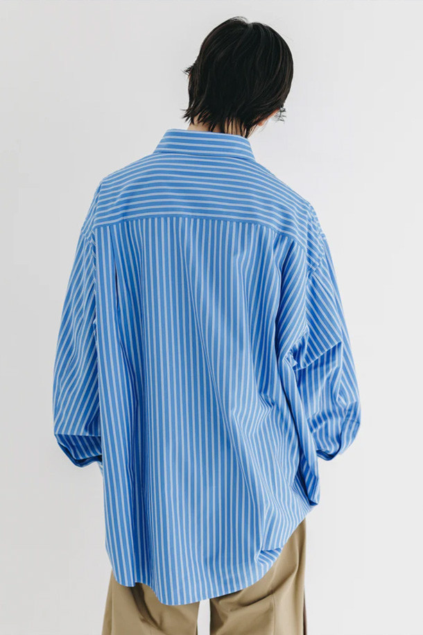 (CLESSTE) 46G 니트 에브리데이 L/S 셔츠 - 삭스 블루 스트라이프는 부드러운 니트 소재로 제작된 여성용 셔츠입니다. 얇은 두께감과 루즈핏으로 편안한 착용감을 선사하며, 봄, 가을에 적합합니다. 셔츠 칼라와 버튼다운 디자인이 특징이며, 데일리룩, 출근룩, 비즈니스 캐주얼 등 다양한 TPO에 활용할 수 있습니다. 베이직, 캐주얼, 클래식, 미니멀 스타일을 즐겨 입는 분들께 추천합니다. 삭스 블루 스트라이프 패턴이 산뜻한 포인트를 더합니다.
