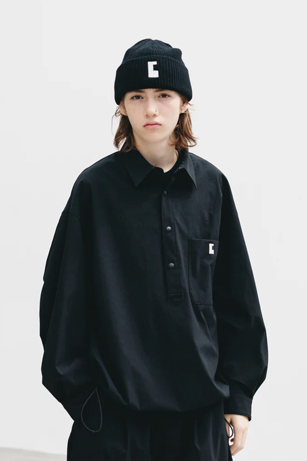 (CLESSTE) 시티 유니폼 L/S 풀오버 셔츠 - 블랙은 미니멀하고 베이직한 스타일의 남녀 공용 긴소매 셔츠입니다. 봄, 가을에 착용하기 좋으며, 오버핏으로 편안한 착용감을 선사합니다. 라운드넥 디자인에 무지 패턴으로 깔끔함을 더했으며, 출근룩이나 비즈니스 캐주얼 스타일에도 활용할 수 있습니다. 화이트 파이핑 디테일이 포인트로, 미니멀, 클래식, 캐주얼 등 다양한 스타일을 연출할 수 있습니다.
