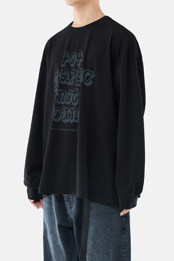 404 GNF(F) L/S 티셔츠 - 블랙은 캐주얼, 스트리트, 미니멀 스타일을 아우르는 긴팔 티셔츠입니다. 봄, 가을, 겨울 계절에 활용하기 좋으며, 일상복으로 편안하게 착용할 수 있습니다. 부드러운 면 소재로 제작되었으며, 오버핏으로 편안한 착용감을 제공합니다. 라운드넥 디자인에 404 GRAPHIC NOT FOUND 그래픽 프린팅이 돋보이며, 손목 립 시접 갈라 처리 및 수축 방지 가공, 골지 립 오프닝 디테일로 완성도를 높였습니다. 겨울철 데일리룩에 개성을 더해보세요.
