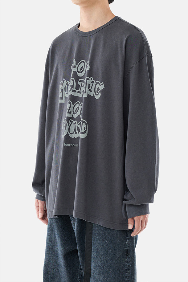 404 GNF(F) L/S 티 - 차콜은 남성용 긴팔 티셔츠입니다. 차콜 컬러에 오버핏으로 제작되어 캐주얼 및 스트릿 스타일을 연출하기 좋습니다. 봄, 가을, 겨울 계절에 적합하며, 부드러운 면 소재로 제작되어 편안한 착용감을 선사합니다. 라운드넥 디자인에 404 GRAPHIC NOT FOUND 그래픽 프린팅이 돋보이며, 골지 립 오프닝, 손목 립 시접 갈라처리, 수축 방지 가공으로 실용성을 더했습니다. 겨울철 데일리룩, 캐주얼, 스트리트, 미니멀 스타일을 즐겨 입는 분들께 추천합니다.
