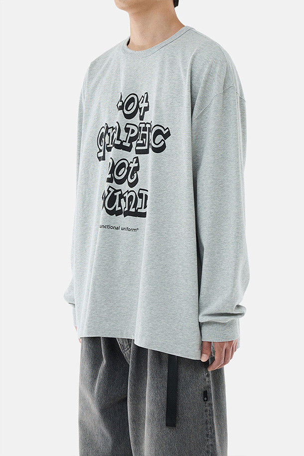 404 GNF(F) L/S 티(TEE) - 헤더 그레이는 남성용 긴팔 티셔츠입니다. 얇은 두께감으로 봄, 가을에 착용하기 좋으며, 캐주얼 및 스트릿 스타일을 연출할 수 있습니다. 오버핏 디자인에 라운드넥으로 편안한 착용감을 선사하며, 부드러운 면 소재를 사용하여 제작되었습니다. "404 GRAPHIC NOT FOUND" 그래픽 프린트와 손목 립 시접 갈라 처리, 골지 립 오프닝 등의 디테일이 돋보이며, 수축 방지 가공으로 실용성을 더했습니다. 동네 마실룩이나 가을 나들이룩에 활용하기 좋은 아이템입니다.
