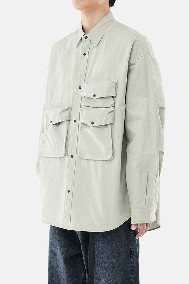 GEAR POCKET 셔츠 - 라이트 토프는 남성용 셔츠로, 봄과 여름에 착용하기 좋습니다. 캐주얼, 미니멀, 시티보이 스타일에 어울리며, 일상, 동네 마실, 여행, 산책 등 다양한 TPO에 활용할 수 있습니다. 라이트 토프 컬러의 오버핏 셔츠로, 레귤러 카라와 긴 소매 기장이 특징입니다. 얇은 두께감의 나일론, 면 혼방 소재에 등판 메쉬 요크, 3개의 입체 포켓, 소매 턱 디테일이 더해져 통기성을 높였습니다. 스냅 여밈 방식의 무지 셔츠로 편안하고 세련된 스타일을 연출해보세요.
