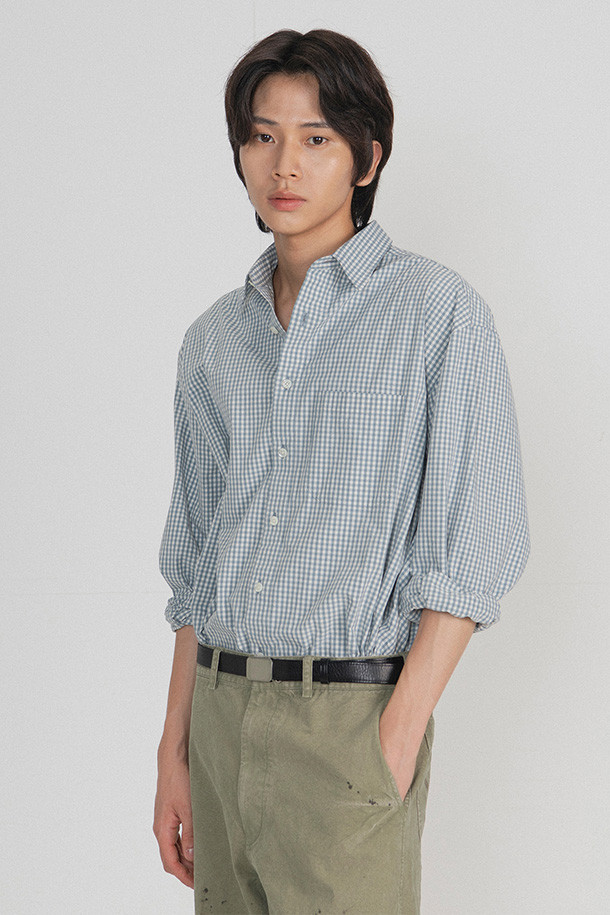 'STEADY SHIRT - BLUE' 셔츠는 클래식과 빈티지 무드를 담아낸, 봄, 여름, 가을 시즌에 적합한 공용 셔츠입니다. 부드러운 촉감의 면 소재에 얇은 두께감으로 편안한 착용감을 선사하며, 루즈핏과 차이나 칼라 디자인이 특징입니다. 섬세한 깅엄 체크 패턴과 자개 단추, 왼쪽 가슴 포켓 디테일이 돋보이며, 타입라이터 워셔 원단, 양면 기모 가공, 바이오워싱 가공으로 완성도를 높였습니다. 데이트룩, 카페룩, 미니멀, 캐주얼 스타일을 즐기는 분들께 추천합니다.
