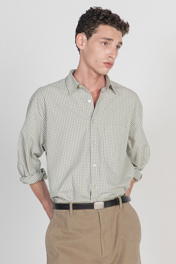 STEADY SHIRT - 올리브 그레이 셔츠는 부드러운 면 소재의 반소매 셔츠입니다. 클래식과 빈티지 무드를 자아내는 깅엄 체크 패턴에 여유로운 핏으로 편안함을 더했습니다. 차이나칼라와 자개 단추, 왼쪽 가슴 포켓이 특징이며, 타입라이터 워셔 원단, 양면 기모, 바이오워싱 가공을 통해 뛰어난 착용감을 선사합니다. 데이트룩, 카페룩, 동네 마실룩 등 다채로운 TPO에 클래식, 캐주얼, 미니멀 스타일로 연출하기 좋습니다.
