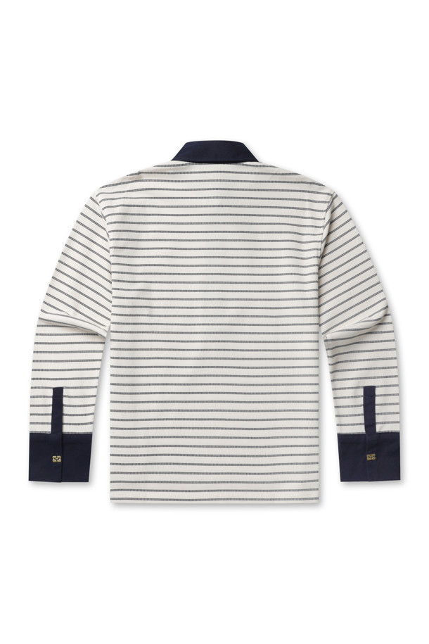 Single Piquet Jersey Polo (싱글 피케 저지 폴로) - Egret는 부드러운 촉감의 면 소재로 제작된 공용 폴로 셔츠입니다. 봄, 가을 계절에 어울리는 레귤러 핏의 긴소매 폴로넥 디자인으로, 캐주얼과 베이직 스타일을 연출합니다. 화이트와 네이비 두 가지 색상으로 제공되며, 스트라이프 패턴과 브랜드 Butterfly 로고 단추, 소매 단추 디테일, 배색 디자인이 특징입니다. 데이트룩과 카페룩에 적합하며, 캐주얼, 클래식, 미니멀 스타일을 선호하는 분들께 추천합니다.
