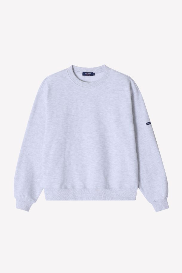 세인트 제임스(Saint James) Bon Bon 엘보 패치 라이트 그레이 스웨트셔츠입니다. 부드러운 면 소재로 제작되어 편안한 착용감을 선사하며, 두꺼운 두께감으로 따뜻하게 입을 수 있습니다. 캐주얼하고 베이직한 스타일로 다양한 룩에 활용하기 좋으며, 봄, 가을, 겨울 계절에 적합합니다. 팔꿈치 패치 디테일과 왼쪽 팔의 로고 패치가 포인트이며, 레귤러핏 라운드넥 디자인에 긴 소매 기장입니다. 겨울 데일리룩, 집콕룩으로 활용하기 좋은 미니멀한 스타일의 스웨트셔츠입니다.
