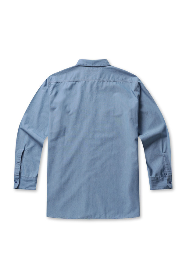 미 해군 샴브레이 셔츠를 기반으로 디자인된 Regular Collar Chambray Shirt - Indigo Bleach입니다. 부드러운 촉감의 얇은 샴브레이 소재로 제작되었으며, 레귤러핏에 긴소매 기장으로 봄, 여름, 가을까지 활용 가능합니다. 캐주얼하고 베이직한 스타일로, 가슴 주머니 디테일과 나나미카 로고 자수가 특징입니다.
