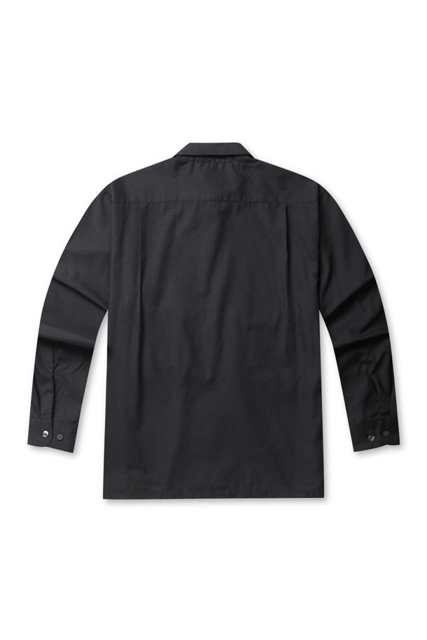 TECH SPORTS 오픈 칼라 셔츠 L/S - 블랙은 남성용 셔츠로, 스포츠 활동과 일상 모두에 활용하기 좋은 제품입니다. 블랙 컬러의 무지 디자인에 오버핏으로 제작되어 스포티하면서도 캐주얼한 스타일을 연출합니다. 오픈 칼라 디자인과 긴 소매 기장이 특징이며, 앞면에는 대형 포켓이 있어 실용성을 더했습니다. 산책룩이나 여행룩으로 활용하기 좋으며, 미니멀한 스타일을 선호하는 분들께도 적합합니다. 사계절용으로 제작되어 다양한 계절에 활용할 수 있습니다.
