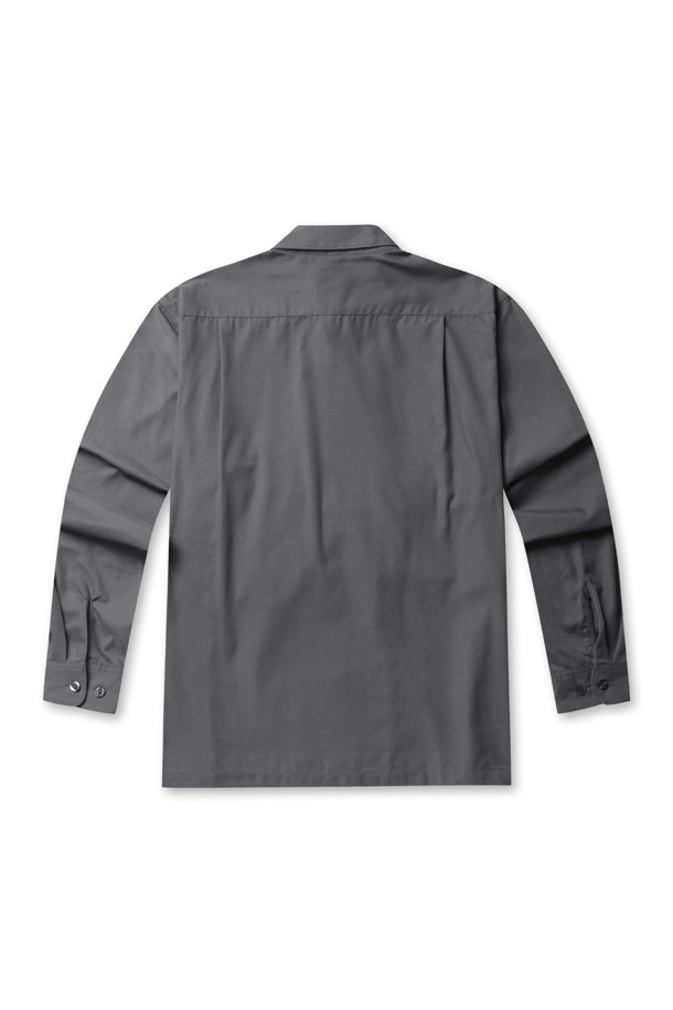 TECH SPORTS OPEN COLLAR SHIRT L/S - CHARCOAL (테크 스포츠 오픈 카라 셔츠 긴소매 - 차콜)는 남성용 셔츠로, 봄, 가을에 착용하기 좋습니다. 차콜 색상의 오버핏 긴소매 셔츠로, 오픈 카라 디자인과 앞면 큰 포켓이 특징입니다. 스포츠 활동이나 일상에서 캐주얼하고 스포티한 스타일을 연출할 수 있으며, 산책룩이나 여행룩에도 적합합니다. 미니멀한 무드를 더하여 다양한 스타일링이 가능합니다.
