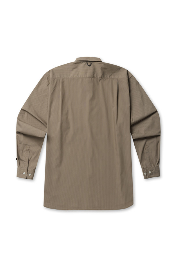 TECH 레귤러 스트라이프 셔츠 L/S - 베이지는 남성용 셔츠로, 베이직하고 캐주얼한 스타일을 연출합니다. 봄, 가을에 적합하며, 오버핏으로 편안한 착용감을 제공합니다. 긴 소매 기장의 레귤러 기장 셔츠로, 스트라이프 및 도비 패턴이 돋보입니다. 가슴에 패치 포켓 디테일이 있으며, 데이트룩, 카페룩, 캐주얼, 클래식, 미니멀 스타일을 완성합니다.

