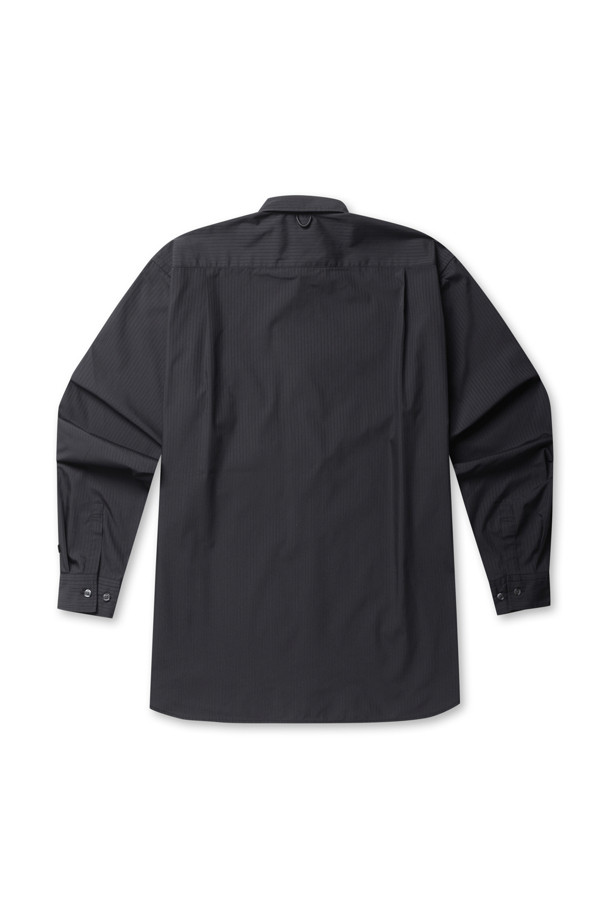 TECH REGULAR STRIPE SHIRT L/S - BLACK (테크 레귤러 스트라이프 셔츠 L/S - 블랙)는 남성용 셔츠로, 일상 및 비즈니스 캐주얼 스타일에 적합합니다. 기본적이면서도 캐주얼한 무드를 연출하며, 봄, 가을에 입기 좋은 긴소매 셔츠입니다. 차이나칼라에 오버핏으로 제작되었으며, 가슴 부분에 패치 포켓이 있어 포인트를 더했습니다. 블랙 컬러 바탕에 스트라이프 패턴과 도비 디자인이 돋보이며, 다양한 스타일링에 활용할 수 있습니다.
