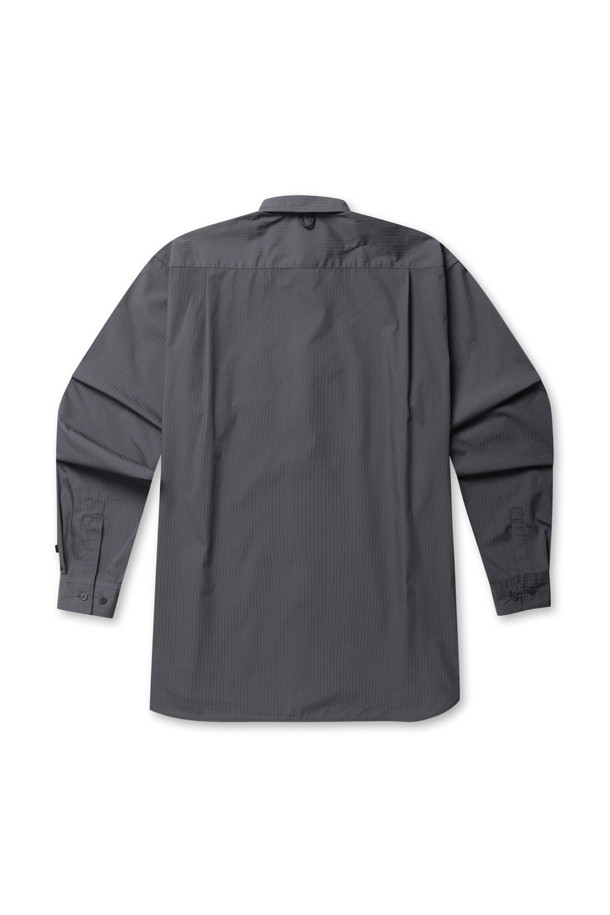 TECH REGULAR STRIPE SHIRT L/S - CHARCOAL (테크 레귤러 스트라이프 셔츠 L/S - 차콜)는 남성용 셔츠로, 봄, 가을에 착용하기 좋습니다. 차콜 컬러의 베이직 스타일 셔츠이며, 핏은 오버핏으로 제작되었습니다. 가슴 패치 포켓과 도비 스트라이프 패턴이 특징이며, 긴 소매 기장입니다. 데이트룩이나 출근룩 등 다양한 TPO에 맞춰 클래식, 미니멀, 캐주얼 스타일을 연출할 수 있습니다.
