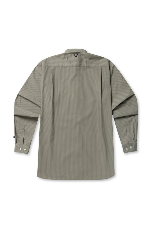 TECH REGULAR STRIPE SHIRT L/S - 울프그레이 셔츠는 남성용 상의로, 봄, 가을에 착용하기 좋습니다. 울프그레이 색상의 스트라이프 도비 패턴이 특징이며, 캐주얼 및 베이직 스타일을 연출합니다. 긴 소매와 오버핏으로 제작되었으며, 가슴 패치 포켓 디테일이 돋보입니다. 출근룩과 모임룩에 적합하며, 캐주얼, 클래식, 미니멀 스타일을 선호하는 분들께 추천합니다.
