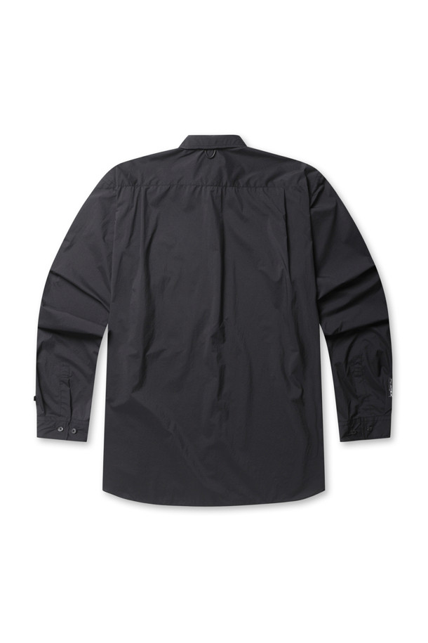 TECH 트래블 셔츠 - 블랙은 여행과 일상에서 활용하기 좋은 남성 셔츠입니다. 봄, 여름 계절에 어울리는 얇은 두께의 레귤러핏 긴소매 셔츠로, 90년대 아웃도어 디자인에서 영감을 받았습니다. 가볍고 활동적인 느낌을 주는 PERTEX 소재를 사용했으며, 레귤러 칼라와 무지 패턴으로 깔끔한 디자인을 연출합니다. 캐주얼, 스포티한 스타일을 선호하는 분들께 적합하며, 여행룩, 휴가룩, 가을 나들이룩으로 활용하기 좋습니다. 왼쪽 앞 주머니가 있어 실용성을 더했습니다.
