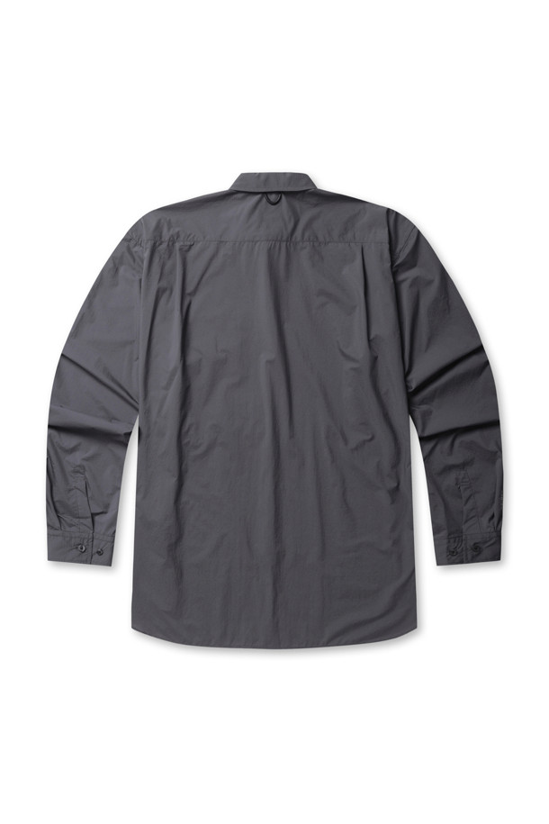 TECH 트래블 셔츠 - 차콜은 여행과 일상 모두에 적합한 남성용 셔츠입니다. PERTEX 소재를 사용하여 봄, 여름, 가을 계절에 가볍게 착용할 수 있으며, 레귤러핏과 레귤러 칼라 디자인으로 편안한 착용감을 제공합니다. 90년대 아웃도어 디자인에서 영감을 받아 캐주얼, 스포티한 스타일을 연출하며, 무지 패턴과 차콜 컬러로 미니멀한 매력을 더했습니다. 왼쪽 앞 주머니 디테일이 돋보이는 긴 소매 셔츠로, 가볍고 실용적인 여행룩을 완성해보세요.
