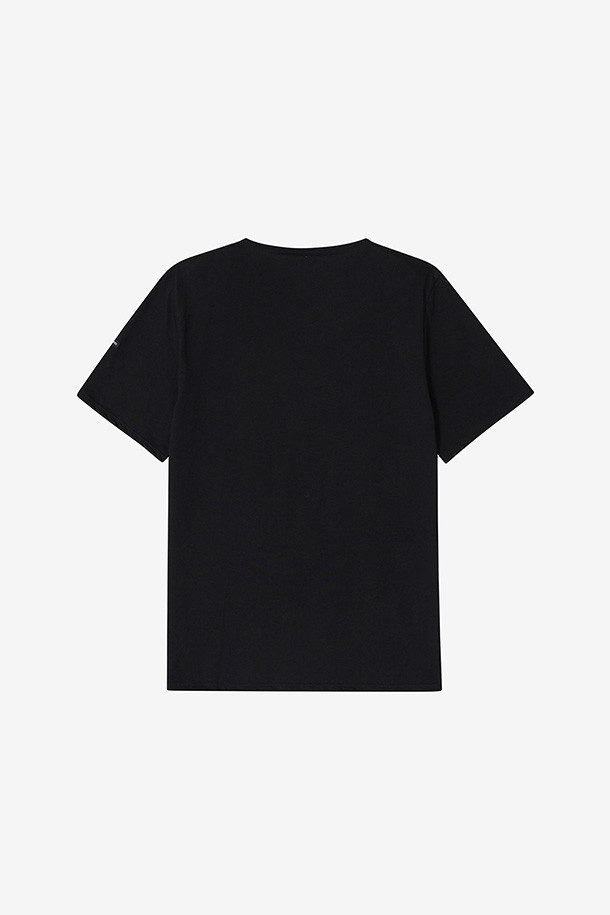 Levant 18 - 누아르 (Noir)는 캐주얼웨어로 활용하기 좋은 남녀공용 반팔 티셔츠입니다. 봄, 여름 시즌에 적합하며, 얇은 두께감과 부드러운 면 소재로 편안한 착용감을 선사합니다. 루즈핏에 라운드넥 디자인이며, 기본적인 스트라이프 패턴으로 미니멀하고 클래식한 스타일을 연출할 수 있습니다. 왼쪽 팔에는 로고 패치가 있어 포인트를 더했습니다. 동네 마실룩, 여행룩, 봄 소풍룩 등 다양한 TPO에 활용하기 좋은 아이템입니다.
