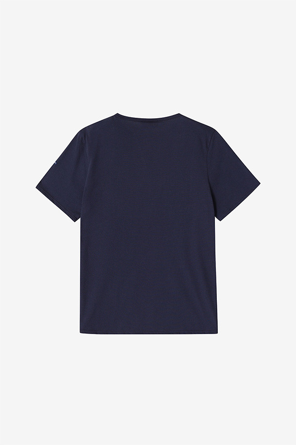 **레반트 18 - 인시그네**는 프랑스 어부들의 작업복에서 영감을 받아 디자인된 유니섹스 티셔츠입니다. 부드러운 면 소재로 제작되어 봄, 여름철에 시원하고 편안하게 착용할 수 있습니다. 클래식하고 베이직한 스타일의 루즈핏 티셔츠로, 라운드넥과 반소매 디자인, 스트라이프 패턴이 특징입니다. 인시그네 컬러와 네이비 두 가지 색상으로 출시되었으며, 왼쪽 팔에는 브랜드 로고 패치가 포인트로 더해졌습니다. 캐주얼, 일상, 동네 마실룩, 여행룩 등 다양한 TPO에 활용하기 좋습니다.
