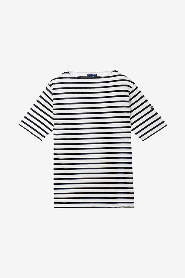 피리아크 - 에크루/느와르 (Piriac - Ecru/Noir)는 클래식하고 베이직한 스타일의 티셔츠입니다. 크림색과 블랙 컬러의 조화가 돋보이는 이 티셔츠는 봄, 가을 시즌에 적합하며, 일상복으로 활용하기 좋습니다. 슬림핏과 보트넥 디자인으로 세련된 실루엣을 연출하며, 프랑스 선원복을 모티브로 한 스트라이프 패턴이 특징입니다. 왼쪽 소매의 로고 패치가 포인트이며, 데이트룩, 산책룩 등 다양한 TPO에 맞춰 클래식, 미니멀, 캐주얼 스타일을 완성할 수 있습니다. 면 소재로 제작되어 편안한 착용감을 선사합니다.
