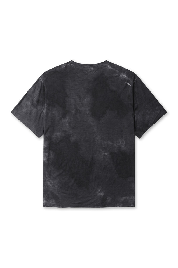 (SATISFY RUNNING) 클라우드 메리노 티셔츠 - 5088-SBBK-CO 선 블리치드 블랙은 러닝룩을 위한 스포티하고 미니멀한 스타일의 티셔츠입니다. 메리노 울 소재로 제작되어, 부드러운 촉감과 함께 흡습, 속건 기능, 냄새 방지 기능을 제공합니다. 사계절용으로, 얇은 두께감과 레귤러 핏으로 편안하게 착용 가능하며, 라운드넥과 반소매 디자인으로 활동성을 높였습니다. 햇빛에 바랜 듯한 블랙 컬러의 무지 디자인은 어떤 러닝룩에도 자연스럽게 어울립니다. 체온 조절 기능으로 쾌적한 러닝을 돕는 클라우드 메리노 티셔츠를 경험해 보세요.
