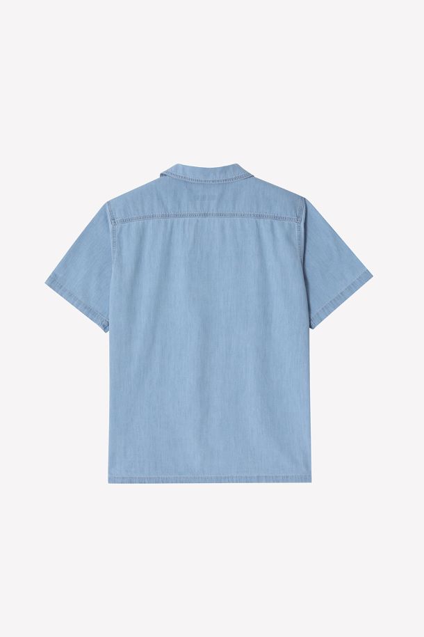 생 제임스(Saint James) 코팡 II - 라이트 데님 셔츠는 남성용 캐주얼 셔츠입니다. 봄, 여름 시즌에 적합하며, 클래식하고 미니멀한 스타일을 연출합니다. 라이트 데님 컬러의 레귤러핏 차이나칼라 반소매 셔츠로, 얇은 두께감과 무지 패턴이 특징입니다. 사이드 슬릿 디테일과 외부 포켓, 로우 컬러 레드아이 너트 버튼, 더블 스티치 구조로 디자인되었습니다. 데이트룩, 카페룩, 동네 마실룩 등 다양한 TPO에 활용하기 좋습니다.
