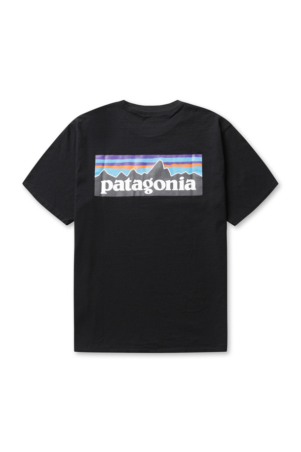 남성용 P-6 로고 레스폰서빌리티 티 - 블랙은 캐주얼하고 미니멀한 스타일을 추구하는 남성들을 위한 티셔츠입니다. 라운드넥 디자인에 여유로운 핏으로 편안한 착용감을 선사하며, 봄, 여름 시즌에 활용하기 좋습니다. 일상생활은 물론, 가벼운 산책이나 동네 마실룩으로도 적합합니다. 어깨 솔기에 테이핑 처리가 되어 있어 내구성을 높였으며, 깔끔한 일자 밑단 마감으로 디자인의 완성도를 더했습니다. 블랙 컬러에 로고 패턴이 돋보이는 베이직한 티셔츠입니다.
