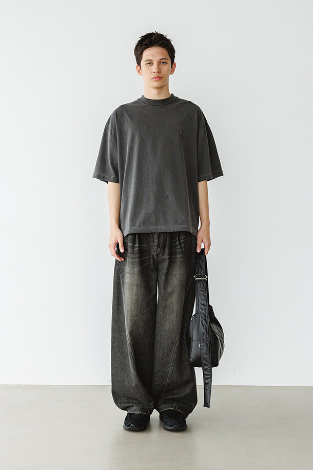 (CLESSTE) 피그먼트 다잉 S/S 티셔츠 - 페이드 블랙은 빈티지하면서도 모던한 스타일을 추구하는 남성 고객을 위한 반소매 티셔츠입니다. 면 소재로 제작되어 부드러운 촉감을 선사하며, 피그먼트 다잉 가공으로 자연스러운 페이드 블랙 컬러를 연출합니다. 밑단 드로우스트링과 스토퍼 디테일은 와이드핏의 실루엣을 조절하여 캐주얼, 미니멀, 스트리트 스타일 등 다양한 룩을 소화할 수 있게 합니다. 여행룩이나 캠핑룩과 같은 TPO에도 적합하며, 봄, 여름 시즌에 활용하기 좋습니다. 라운드넥 디자인으로 편안하게 착용할 수 있습니다.
