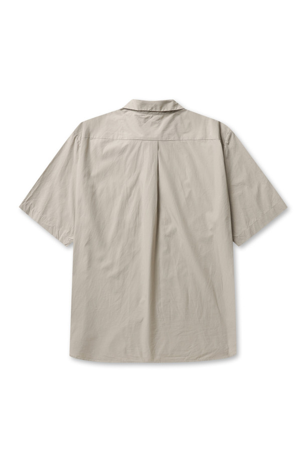 **MENS 코튼 포플린 워크 셔츠 - 그레이지**

부드러운 수피마 코튼 소재의 남성용 반소매 워크 셔츠입니다. 얇고 통기성이 좋은 포플린 원단으로 제작되어 봄, 여름철 쾌적하게 착용 가능합니다. 베이직하고 캐주얼한 스타일로 데이트룩, 카페룩 등 다양한 TPO에 활용할 수 있습니다. 박스핏과 레귤러 기장으로 편안한 착용감을 선사하며, 그레이지 컬러는 미니멀, 클래식 스타일을 연출하기에 좋습니다. 고밀도 직조로 제작되어 고급스러운 촉감을 느낄 수 있습니다.
