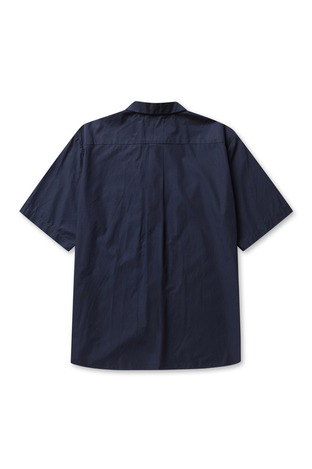 MENS COTTON POPLIN WORK SHIRT - NAVY (남성 코튼 포플린 워크 셔츠 - 네이비)는 부드러운 촉감의 고급 수피마 코튼과 고밀도 직조 포플린 소재로 제작된 남성 셔츠입니다. 얇은 두께감으로 봄, 여름 계절에 시원하게 착용할 수 있으며, 베이직하고 캐주얼한 스타일을 연출합니다. 네이비 컬러의 무지 디자인에 칼라 넥라인과 박스핏 레귤러 기장으로, 데이트룩이나 카페룩과 같이 편안한 분위기를 낼 때 좋습니다. 캐주얼, 미니멀, 클래식 스타일을 즐겨 입는 남성분들께 추천하는 반소매 셔츠입니다.

