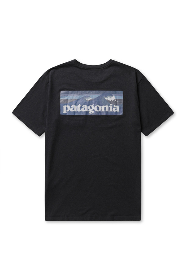 멘즈 보드숏 로고 포켓 레스폰서빌리티-티, 잉크 블랙 색상의 남성용 반소매 티셔츠입니다. 여름철 일상복으로 적합하며, 캐주얼, 미니멀, 클래식 스타일을 연출합니다. 리사이클 원단을 사용하여 제작되었으며, 라운드넥에 레귤러핏으로 편안하게 착용할 수 있습니다. 가슴 포켓에 로고 패턴이 돋보이며, 동네 마실룩이나 여행룩에 활용하기 좋습니다.
