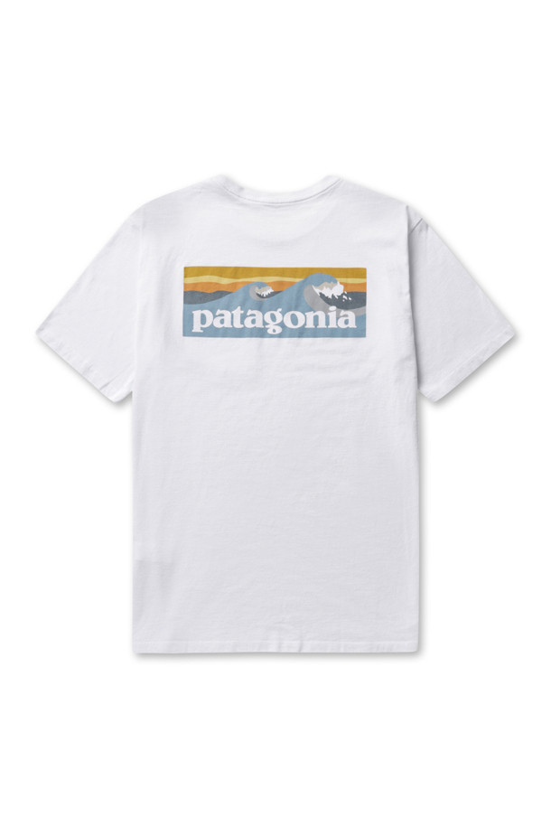 멘즈 보드숏 로고 포켓 레스폰서빌리티-티 - 화이트는 캐주얼한 스타일의 남성용 반팔 티셔츠입니다. 봄, 여름 시즌에 적합하며, 데이트룩, 동네 마실룩과 같은 TPO에 잘 어울립니다. 레귤러 핏의 라운드넥 디자인으로, 가슴 포켓에 로고 프린트가 있는 것이 특징입니다. 리사이클 원단을 사용하여 제작되었으며, 미니멀하고 클래식한 스타일을 연출할 수 있습니다. 일상복으로 활용하기 좋은 아이템입니다.
