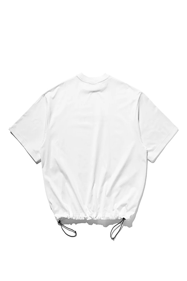 "LOGO PRINT MASSIVE T-SHIRT WITH DRAWSTRINGS A - WHITE"는 남녀 모두 착용 가능한 오버핏 티셔츠입니다. 봄, 여름 시즌에 어울리는 5부 소매 기장의 라운드넥 디자인으로, 캐주얼 및 스트릿 스타일을 연출하기 좋습니다. 밑단 양쪽에 CLESSTE 시그니처 수축 팁 어저스터가 부착되어 사이즈 조절이 가능하며, 화이트 컬러에 로고 패턴으로 포인트를 더했습니다.
