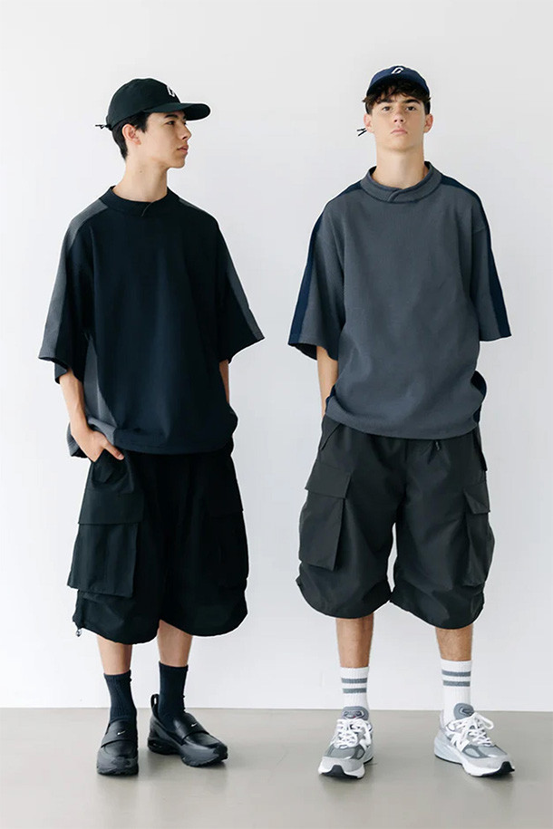 (CLESSTE) 시티 S/S 라이트 써멀 풀오버 - 그레이 & 네이비는 남성용 반소매 상의입니다. 부드러운 촉감의 폴리에스터 소재로 제작되었으며, 봄, 여름 시즌에 적합합니다. 레귤러핏 라운드넥 디자인에, 얇은 두께로 편안한 착용감을 제공합니다. 밑단 드로우스트링으로 핏 조절이 가능하며, 구김이 잘 가지 않는 실용적인 제품입니다. 일상 및 아웃도어 활동, 특히 산책룩이나 캠핑룩에 캐주얼, 스포티, 미니멀 스타일로 활용하기 좋습니다.
