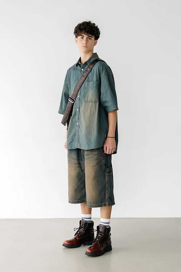 (CLESSTE) 빈티지 데님 클래식 시티 S/S 셔츠 - 빈티지 브라운은 아메리칸 클래식 스타일을 현대적으로 재해석한 남성용 셔츠입니다. 오버핏 실루엣과 롱 기장으로 편안하면서도 스타일리시한 핏을 연출하며, 봄, 여름 시즌에 적합합니다. 워싱된 데님 소재에 빈티지 다이 가공을 거쳐 은은한 색감과 부드러운 촉감을 선사합니다. 큰 칼라 디자인이 특징이며, 데이트룩, 여행룩과 같은 TPO에 클래식, 캐주얼 스타일로 활용하기 좋습니다. 일본 오카야마 봉제 공장에서 제작되어 뛰어난 품질을 자랑합니다.
