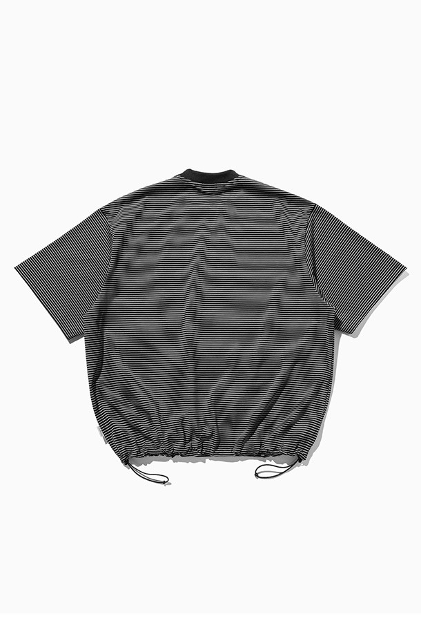 (CLESSTE) "C" 스트라이프 매시브 티셔츠 (블랙 X 화이트)는 남녀 모두 착용 가능한 캐주얼 및 스트릿 스타일의 오버핏 반소매 티셔츠입니다. 블랙과 화이트 컬러의 스트라이프 패턴이 돋보이며, 밑단 양쪽에 어저스터가 부착되어 사이즈 조절이 용이합니다. CLESSTE 시그니처 로고가 디자인되어 브랜드의 아이덴티티를 더합니다. 봄, 여름, 가을에 활용하기 좋은, 데일리룩에 포인트를 더해줄 아이템입니다. 미니멀한 스타일 연출에도 적합합니다.
