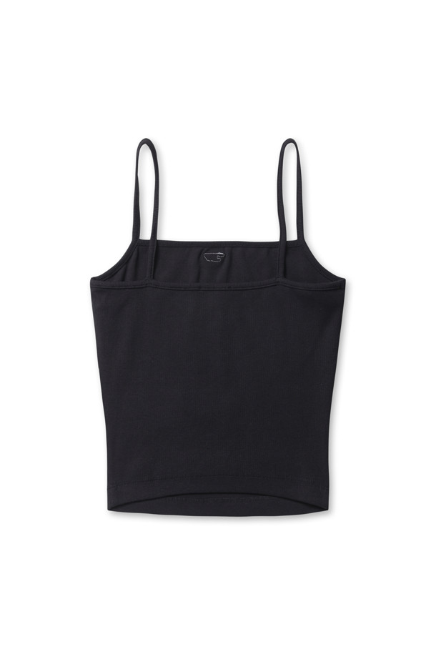 티 홉 D 패치 캐미 탑 - 블랙은 부드러운 면과 스판덱스 혼방 소재로 제작되어 편안한 착용감을 선사합니다. 슬림핏 크롭 기장으로, 스퀘어넥 라인과 스파게티 스트랩이 특징이며 가슴 부분의 D 로고 패치가 포인트를 더합니다. 봄, 여름 시즌에 데이트룩, 카페룩, 쇼핑룩 등 다양한 TPO에 활용하기 좋습니다. 베이직, 캐주얼, 미니멀 스타일을 즐기는 여성분들께 추천하는 아이템입니다.
