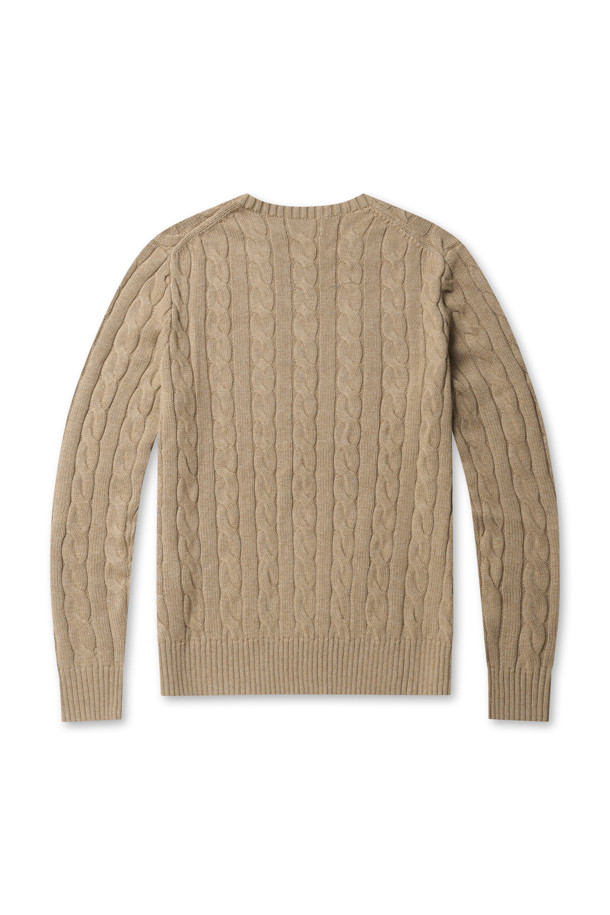 LS 드라이버 CN-롱 슬리브-풀오버 - 카멜 멜란지, 남성용 울 소재 라운드넥 니트/스웨터입니다. 가을, 겨울 시즌에 어울리는 두꺼운 두께감과 부드러운 촉감이 특징이며, 베이직하고 클래식한 스타일을 연출합니다. 케이블 패턴과 레귤러핏 디자인으로, 출근룩, 비즈니스 캐주얼, 모임룩 등 다양한 TPO에 활용 가능합니다. 미니멀하면서도 클래식한 무드를 선호하는 남성분들께 추천하며, 소매는 긴 기장입니다. 가슴 부분에는 포니 자수 디테일이 더해져 포인트를 더했습니다.
