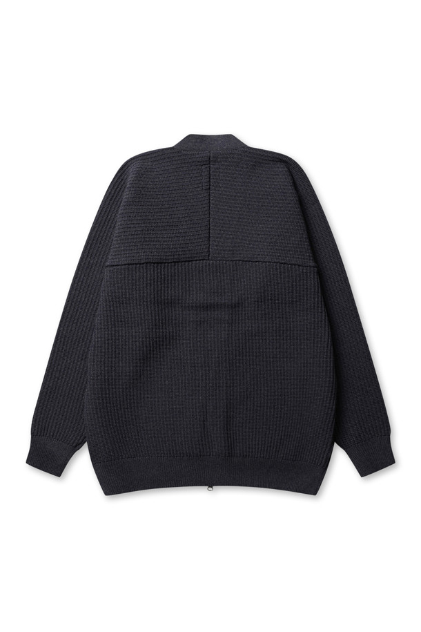 (NANAMICA) 5G 집업 가디건 - 다크 네이비는 미니멀하고 베이직한 스타일의 남성용 니트/스웨터입니다. 가을, 겨울 시즌에 어울리는 두꺼운 두께감과 긴 소매, 브이넥 디자인이 특징입니다. 100% 폴리에스테르 소재로 제작되어 일상복으로 편안하게 착용 가능하며, 출근룩, 비즈니스 캐주얼, 모임룩 등 다양한 TPO에 활용할 수 있습니다. 골지 패턴과 오버핏, 집업 여밈 방식은 스타일리시함을 더하며, 리사이클 소재 사용, 앞뒤 슬리브 구조, 어깨 가동성 향상, 옆선 포켓 등의 디테일이 돋보입니다. 다크 네이비 컬러로, 어떤 스타일에도 쉽게 매치할 수 있는 활용도 높은 아이템입니다.
