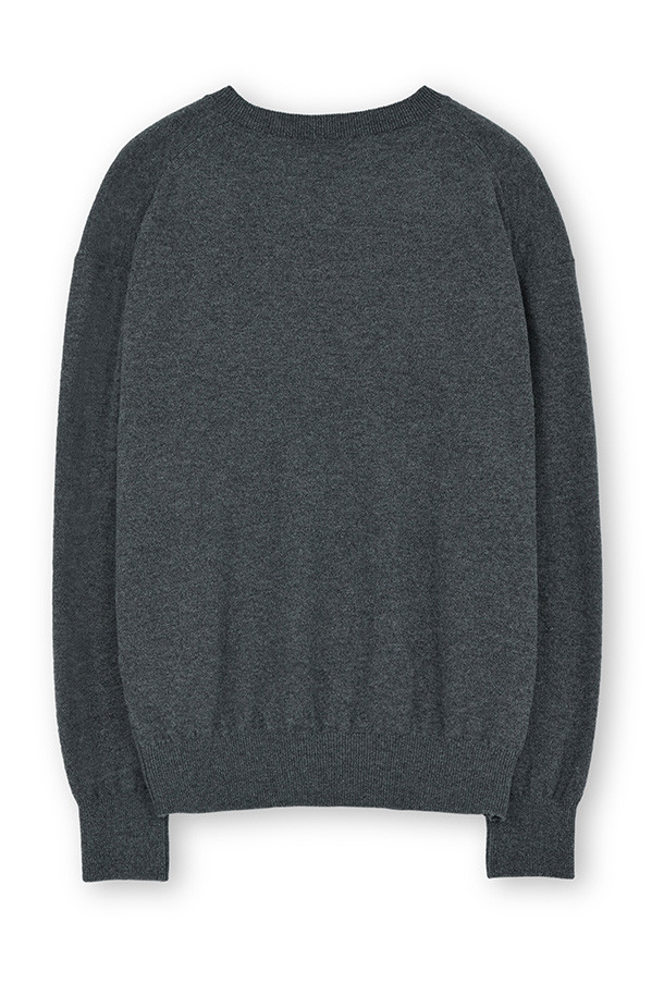 엑스트라 슈퍼 파인 브이넥 니트 - 차콜은 부드러운 촉감과 보온성을 갖춘 남성용 니트입니다. 엑스트라 수퍼 파인 울 100% 소재로 제작되어 고급스러운 착용감을 선사하며, 얇은 두께감으로 가을부터 겨울까지 활용하기 좋습니다. 차콜 컬러의 베이직하고 미니멀한 디자인으로 다양한 스타일 연출이 용이하며, 데일리룩 및 출근룩에 적합합니다. 소매단과 밑단 리브 처리로 깔끔한 마무리를 더했으며, 드라이클리닝을 권장합니다. 여유로운 핏의 긴소매 브이넥 니트로 미니멀, 클래식, 캐주얼 스타일을 즐겨보세요.
