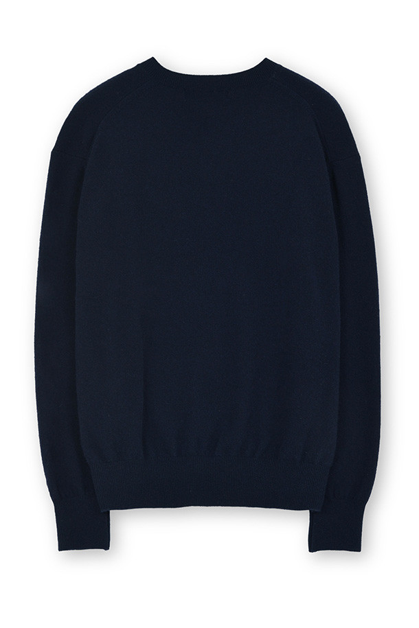 다크 네이비 색상의 Extra Super Fine V넥 니트입니다. 울 100% 소재에 EXTRA SUPER FINE WOOL 원사를 사용하여 부드러운 촉감을 선사합니다. 얇은 두께감으로 가을과 겨울철에 따뜻하게 착용할 수 있으며, 여유로운 핏으로 편안함을 더했습니다. 소매단과 밑단 리브 처리로 디자인의 완성도를 높였으며, 드라이클리닝을 권장합니다. 베이직한 스타일로 겨울 데일리룩, 출근룩, 오피스룩 등 다양한 TPO에 활용하기 좋습니다.
