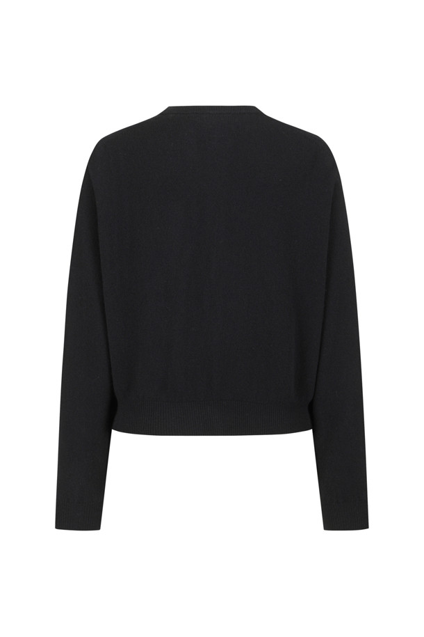 블랙 컬러의 여성 램스울 크루넥 니트 가디건입니다. 가을과 겨울에 어울리는 두꺼운 두께감으로, 부드러운 램스울 소재가 편안한 착용감을 선사합니다. 베이직하고 클래식한 디자인으로, 레귤러 핏과 라운드넥이 특징입니다. 출근룩, 오피스룩, 모임룩 등 다양한 TPO에 활용 가능한 실용적인 아이템입니다. 블루종 스타일 커프스로 포인트를 더했으며, 미니멀하고 클래식한 스타일을 연출하기 좋습니다.
