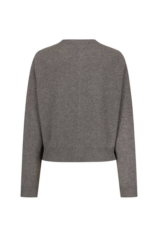 토프 컬러의 여성 램스울 크루넥 니트 가디건입니다. 부드러운 램스울 소재로 제작되어 포근하고 따뜻한 착용감을 선사합니다. 루즈핏으로 편안하게 착용 가능하며, 라운드넥 디자인으로 다양한 스타일 연출이 용이합니다. 가을, 겨울 시즌 데일리룩 또는 모임룩으로 활용하기 좋으며, 캐주얼, 클래식, 미니멀 스타일 모두 소화 가능합니다. 특히, 블루종 스타일 커프스로 포인트를 더해 세련된 분위기를 연출합니다.
