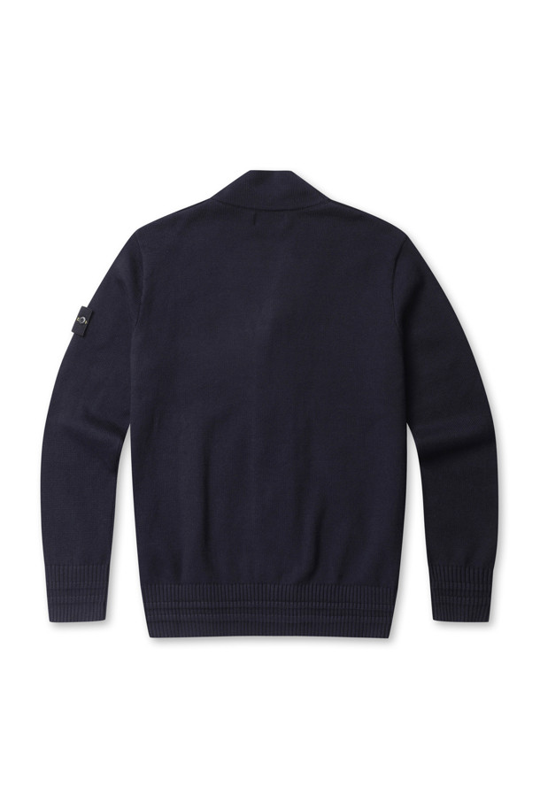 (스톤 아일랜드) 윈터 코튼 루즈 핏 가디건 8115556A2 V0020 네이비 블루는 겨울철 넉넉하고 편안한 착용감을 선사하는 남성용 니트 가디건입니다. 부드러운 면 소재로 제작되어 포근한 착용감을 제공하며, 루즈핏 디자인으로 편안함을 더했습니다. 네이비 블루 컬러에 무지 패턴으로 다양한 스타일에 매치하기 용이하며, 브이넥 라인과 버튼 여밈 방식으로 깔끔한 느낌을 줍니다. 왼쪽 소매의 스톤 아일랜드 배지와 리브드 소매, 밑단 디테일이 특징이며, 겨울철 데일리룩, 동네 마실룩, 여행룩 등 폭넓게 활용할 수 있습니다.
