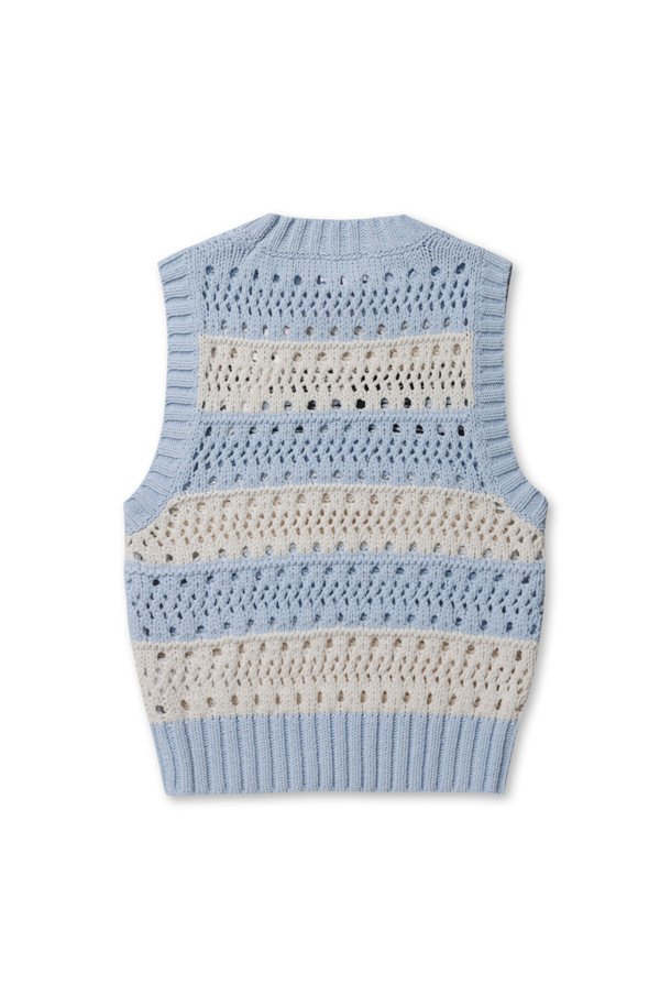 스트라이프 베스트 - 소프트 샹브레이 (STRIPED VEST - SOFT CHAMBRAY)는 여성용 상의 베스트입니다. 봄, 가을 계절에 어울리는 캐주얼 스타일의 크롭 기장 민소매 제품으로, 부드러운 촉감의 니트 소재로 제작되었습니다. 블루와 화이트 컬러의 스트라이프 패턴에 GANNI 로고 디테일이 더해져 포인트를 줍니다. 데이트룩, 카페룩과 같은 TPO에 잘 어울리며, 캐주얼, 미니멀, 클래식 스타일을 연출하기 좋습니다. 
