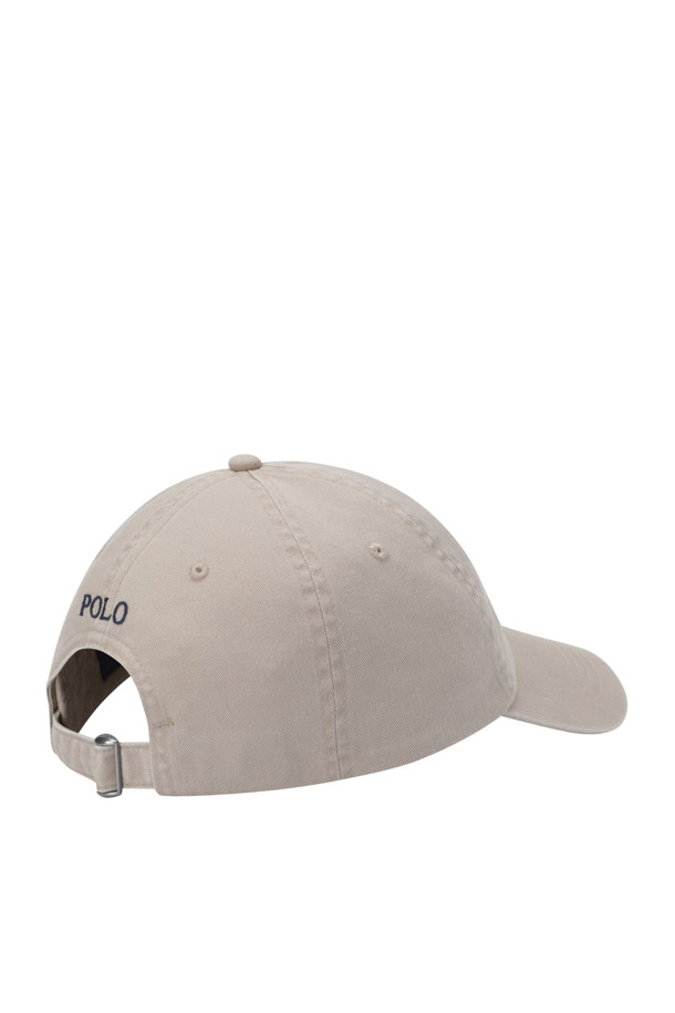 누벅과 릴레이 블루 컬러의 면 소재로 제작된 COTTON CHINO BASEBALL CAP (코튼 치노 베이스볼 캡)입니다. 캐주얼, 클래식, 미니멀 스타일을 즐기는 분들께 추천하며, 봄, 여름, 가을 계절에 착용하기 좋습니다. 산책룩, 여행룩 등 다양한 TPO에 활용 가능하며, 6패널 구조와 내부 스웨트밴드로 편안한 착용감을 제공합니다. 시그니처 포니 자수와 Polo 자수가 디자인 포인트로, 통기성이 우수하여 쾌적하게 착용할 수 있습니다.
