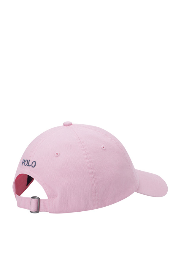 카멜 핑크와 쥬얼 블루, 두 가지 다채로운 컬러로 출시된 COTTON CHINO BASEBALL CAP (코튼 치노 베이스볼 캡)입니다. 부드러운 면 소재로 제작되어 편안한 착용감을 선사하며, 봄, 여름 시즌 데일리룩에 활용하기 좋습니다. 6패널 디자인에 자수 아일릿, 포니 자수, Polo 자수 디테일이 더해져 캐주얼하고 미니멀한 스타일을 연출합니다. 버클 스트랩으로 사이즈 조절이 가능하며, 통기성이 우수하고 내부 스웨트밴드가 있어 쾌적하게 착용할 수 있습니다. 여행룩, 봄 소풍룩 등 다양한 TPO에 매치하여 클래식한 매력을 더해보세요.
