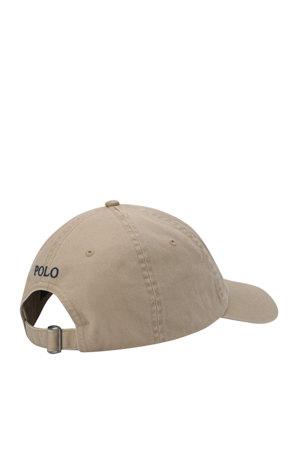 COTTON CHINO BASEBALL CAP (카페 탄/뉴포트 네이비)는 면 소재로 제작되어 부드러운 촉감을 선사하며, 봄, 여름, 가을에 착용하기 좋습니다. 캐주얼, 클래식, 미니멀 스타일을 추구하는 분들께 추천하며, 산책룩과 여행룩에 매치하기 좋습니다. 6패널 구조와 내부 스웨트밴드가 편안한 착용감을 제공하며, 시그니처 포니 자수와 Polo 자수가 디자인의 포인트입니다.  뒷면의 버클 스트랩으로 사이즈 조절이 용이하며, 일반적인 모자 깊이와 챙 넓이로 제작되었습니다.
