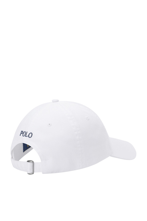 COTTON CHINO BASEBALL CAP - WHITE/ NEWPORT NAVY (코튼 치노 베이스볼 캡 - 화이트/ 뉴포트 네이비)는 면 소재로 제작되어 부드러운 촉감을 선사하는 베이스볼 캡입니다. 화이트와 네이비 두 가지 색상으로 출시되었으며, 일상생활과 봄 소풍룩, 여행룩 등 다양한 TPO에 활용하기 좋습니다. 6패널 구조와 내부 스웨트밴드로 편안한 착용감을 제공하며, 통기성이 뛰어나 쾌적하게 착용할 수 있습니다. 캡 전면에는 시그니처 포니 자수와 Polo 자수가 놓여있어 클래식하고 미니멀한 디자인을 강조합니다. 버클 스트랩으로 사이즈 조절이 용이하며 캐주얼한 스타일을 연출하기에 좋습니다.
