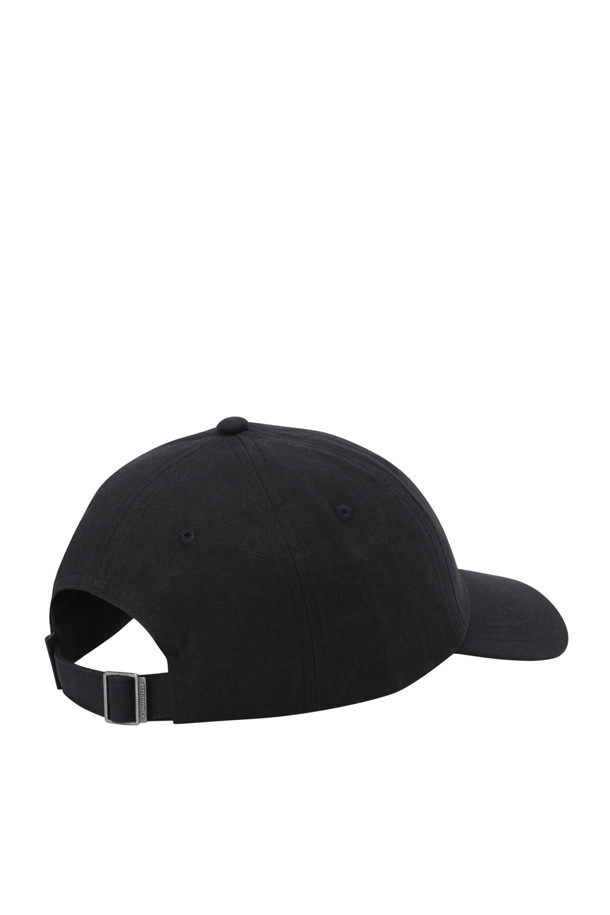 P-6 라벨 트래드 캡 - 블랙은 캐주얼, 미니멀, 클래식 스타일을 아우르는 볼캡입니다. 산책룩, 여행룩에 잘 어울리며, 봄, 여름, 가을 계절에 착용하기 좋습니다. 부드러운 순면과 폐그물 재생 소재 챙으로 제작되어 편안한 착용감을 선사합니다. 6패널 디자인에 라벨 장식이 돋보이며, 원단 스트랩으로 사이즈 조절이 가능합니다. 무지 디자인의 블랙 컬러로 어떤 스타일에도 쉽게 매치할 수 있습니다.
