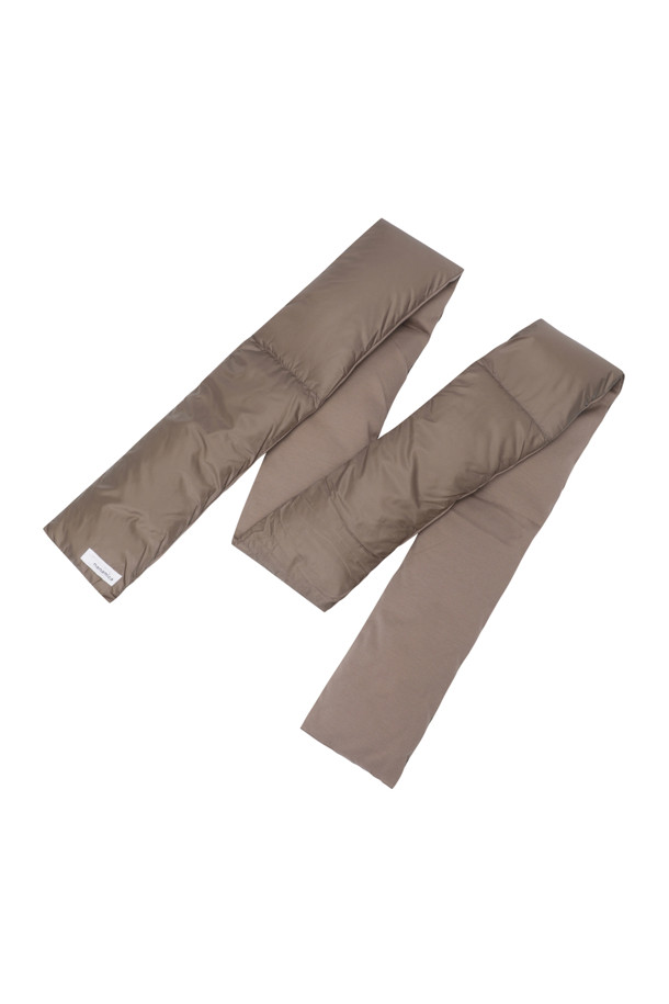 (NANAMICA) 다운 머플러 - 베이지는 부드러운 촉감과 보온성을 제공하는 남녀 공용 머플러입니다. 면과 다운 소재를 사용하여 제작되었으며, 무지 패턴의 미니멀하고 클래식한 디자인으로 다양한 스타일에 매치하기 좋습니다. 리버서블 디자인으로 활용도를 높였으며, 휴대용 파우치가 포함되어 있어 간편하게 휴대할 수 있습니다. 산책, 여행, 휴가 등 다양한 TPO에 활용하기 좋은 아이템입니다.
